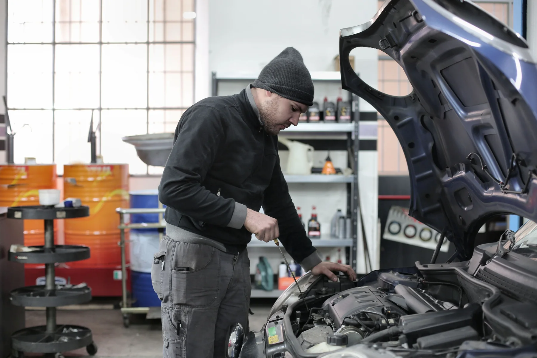 Mechaniker inspiziert die Fahrzeugtechnik im Motorraum